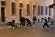 Sparatoria in centro, parla la sorella del giovane colpito a un polmone: «Baby gang? Mio fratello è una vittima» 