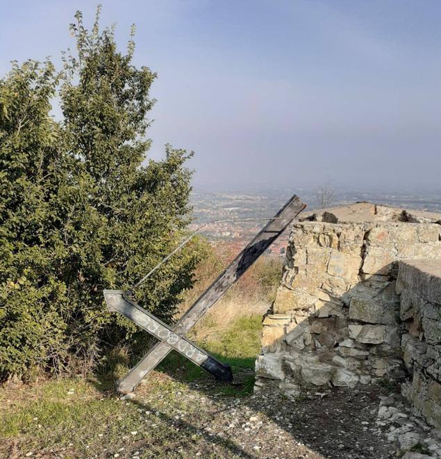 Vandali alle Tre Croci, una è stata sradicata 