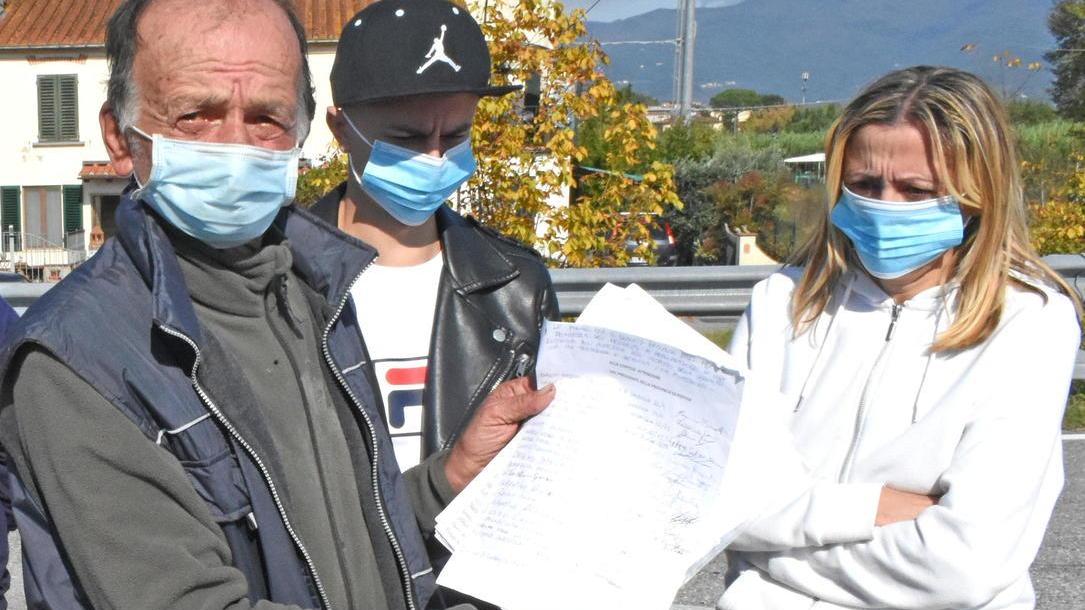 A Spazzavento riparte la protesta dopo i due morti: «Strada pericolosa, ci vuole la rotatoria»