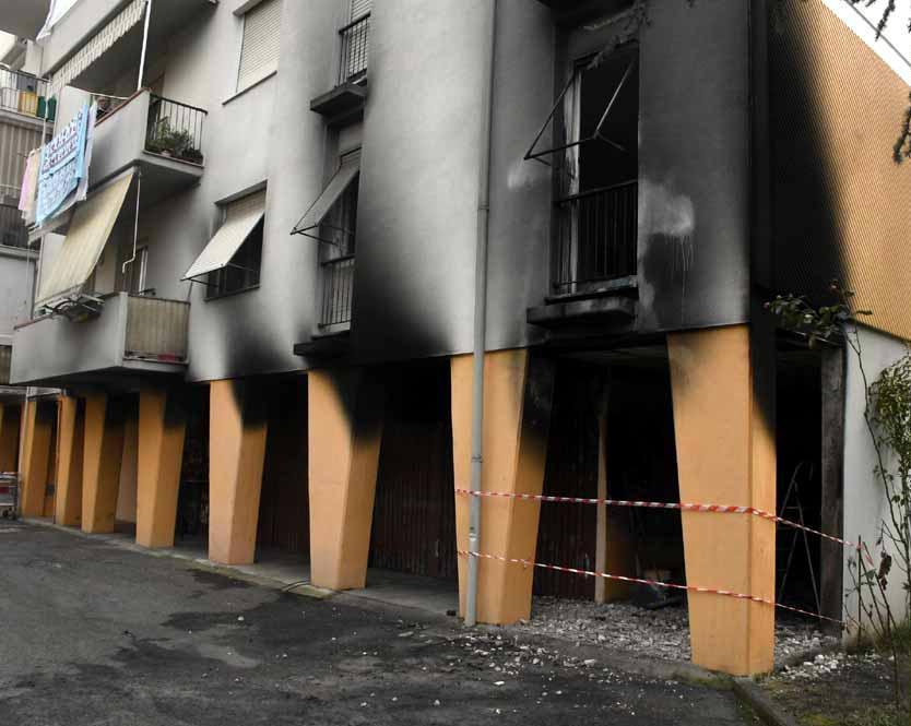 Fuoco nel porticato paura ad Avenza 