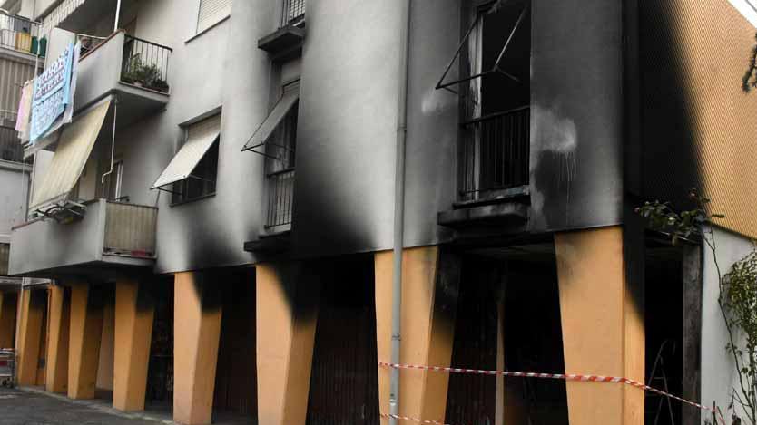 Fuoco nel porticato paura ad Avenza