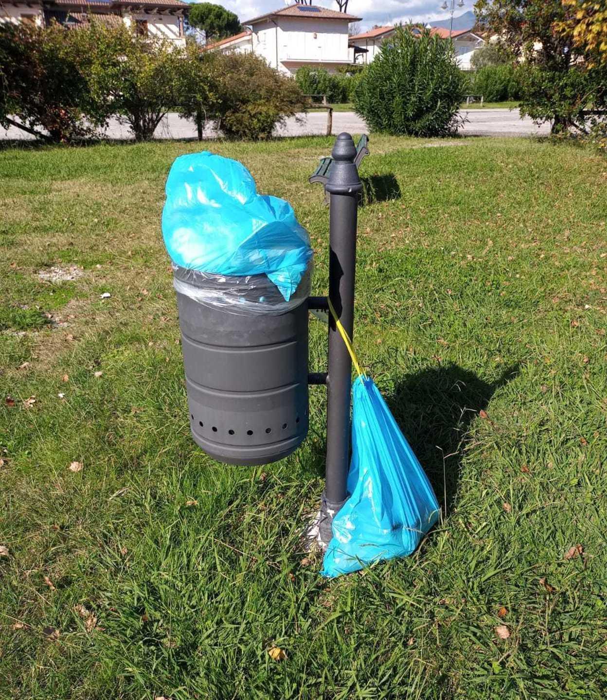 Abbandona sacco di rifiuti nel parco segnalata ai vigili