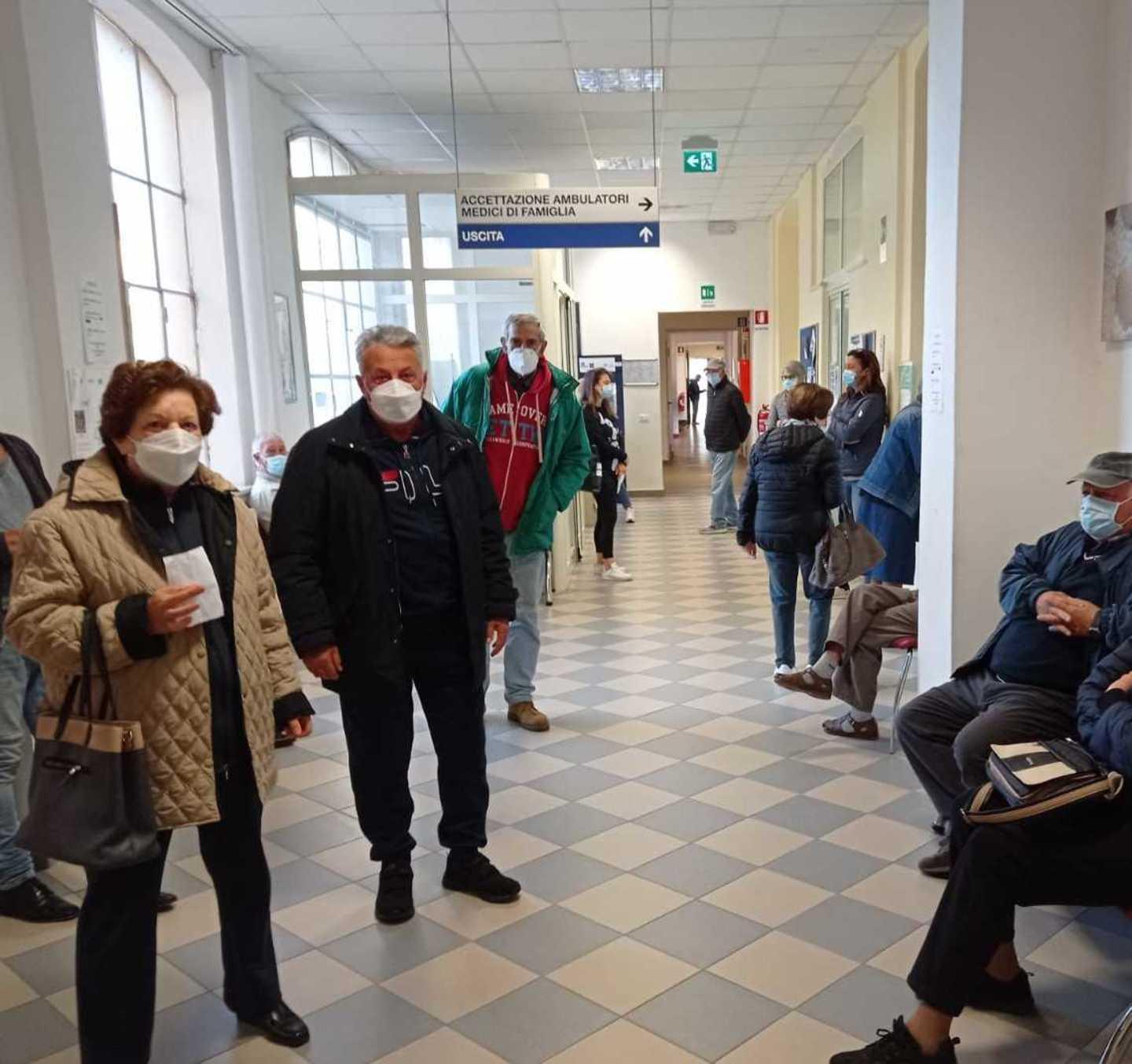  Trenta persone in ambulatorio ma manca sempre la segretaria 