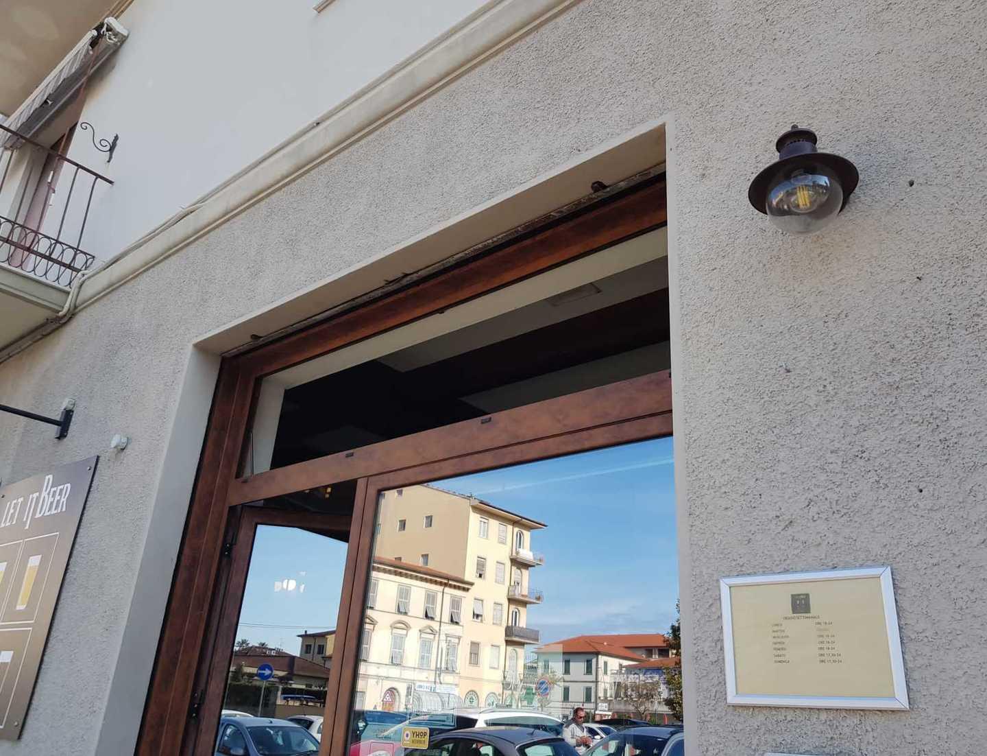 Ladri in azione di notte nel locale “Let It Beer”