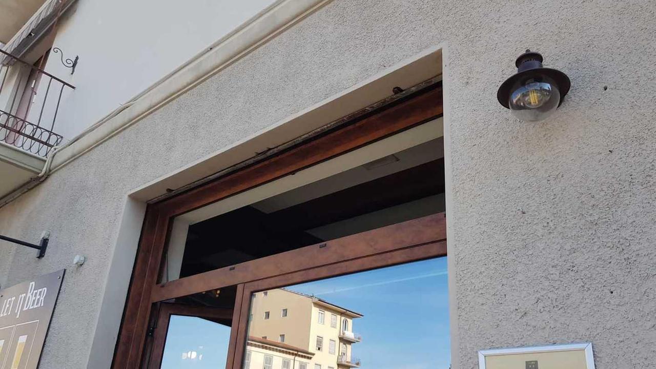 Ladri in azione di notte nel locale “Let It Beer”