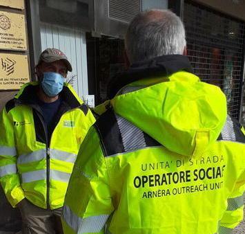 L’Unità di strada in azione sotto i loggiati delle Poste 