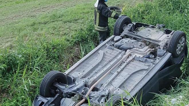 Un’auto si ribalta e finisce nel fosso