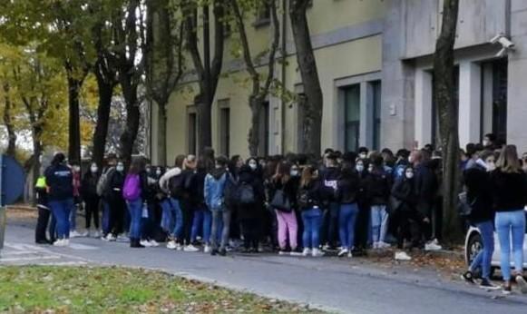 Test sierologici, studenti in fila ammassati alla Pischinaccia