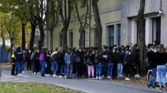 Test sierologici, studenti in fila ammassati alla Pischinaccia