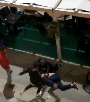 Sennori, lite davanti al bar calci e pugni: video su web 