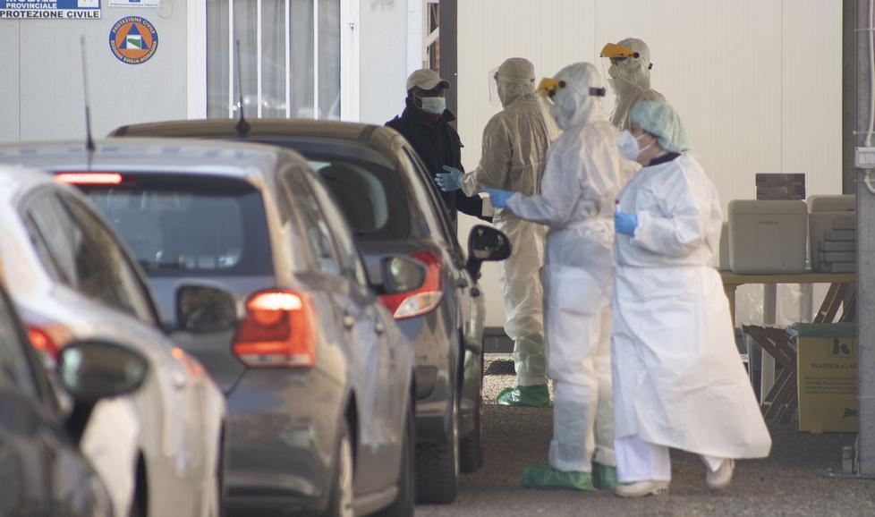Modena Code di ore per il tampone, traffico in tilt L’Ausl si scusa: «Potenziamo il servizio» 