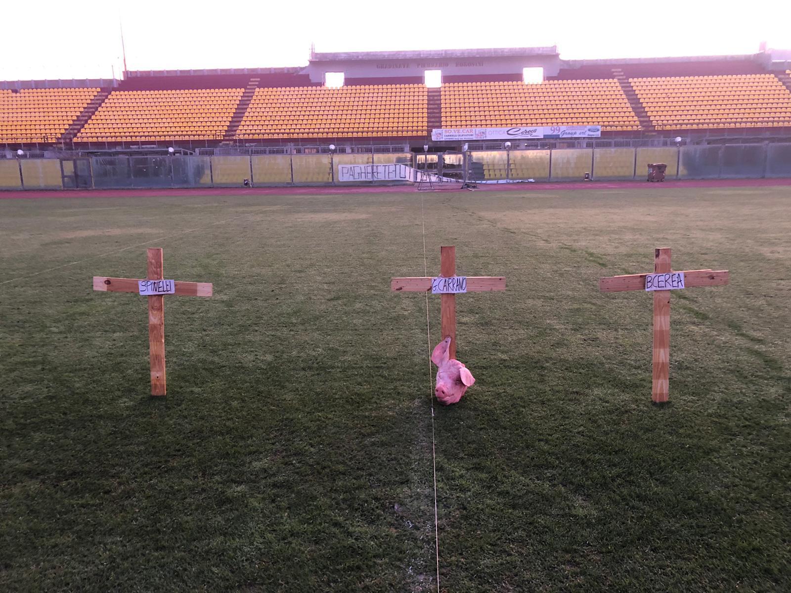 Caos Livorno, nella notte piazzate 3 croci sul campo dello stadio: su una c'è una testa di maiale