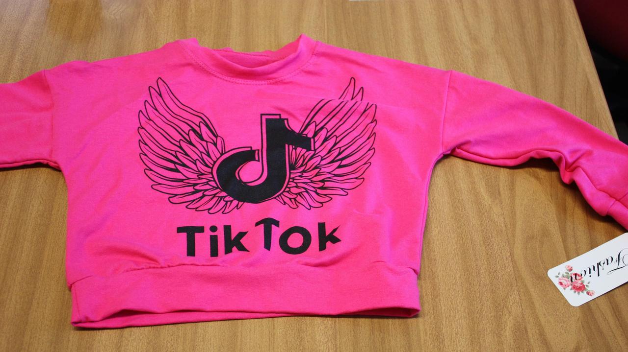 Un capo di abbigliamento col marchio Tik Tok sequestrato dalla Guardia di Finanza