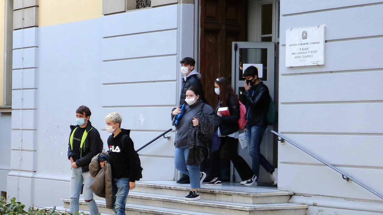 La scuola vuol restare aperta e si organizza in tutti i modi: ecco come istituto per istituto