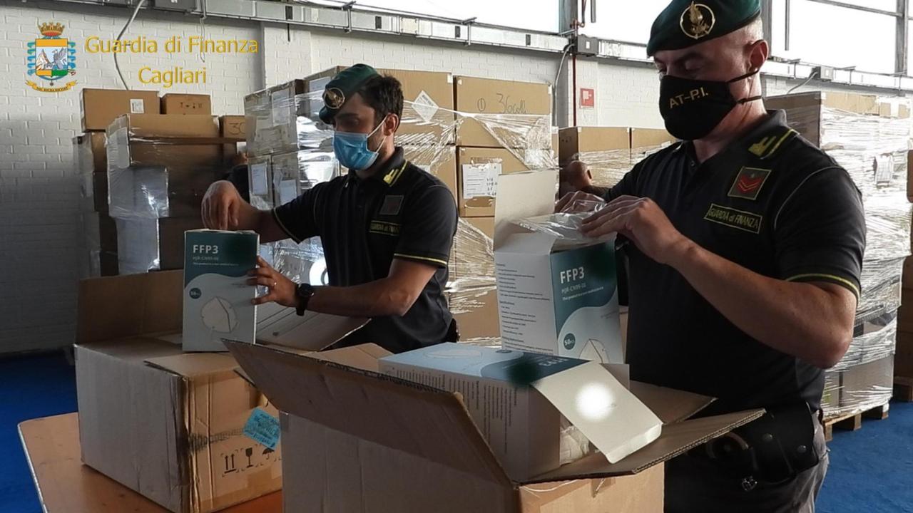 Due milioni di mascherine irregolari fornite alla Sardegna, arrestato l'imprenditore vincitore dell'appalto