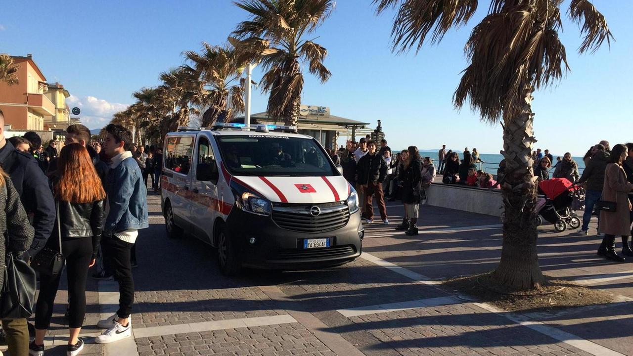«Dovete indossare la mascherina». Nel centro di Cecina un’auto con l’altoparlante