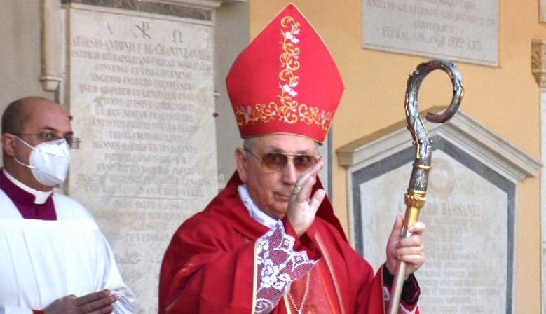 Il vescovo di Livorno Simone Giusti durante una celebrazione religiosa sul sagrato del santuario di Montenero