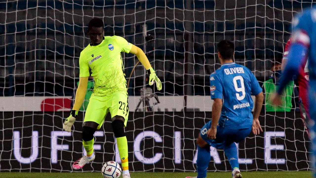 Demba Thiam al rinvio: il portiere ha giocato al posto di Berisha
