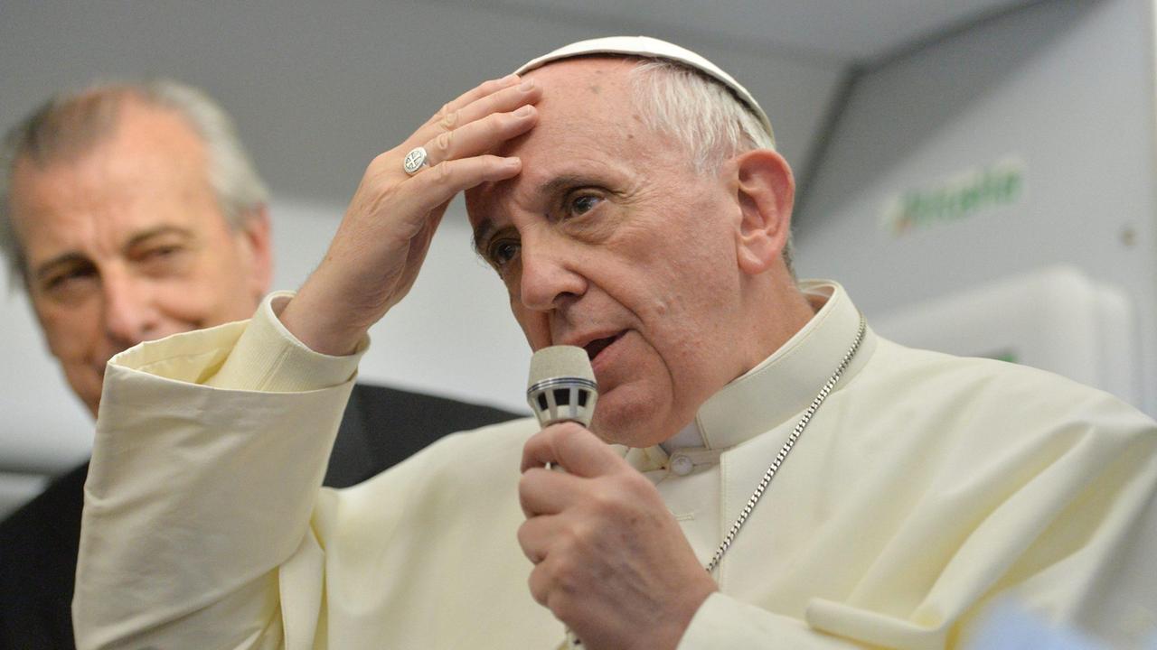 Papa Francesco apre alle unioni civili per le coppie gay