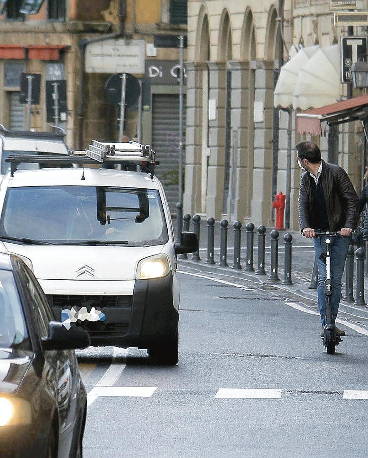 Un monopattino elettrico nelle strade di Pisa