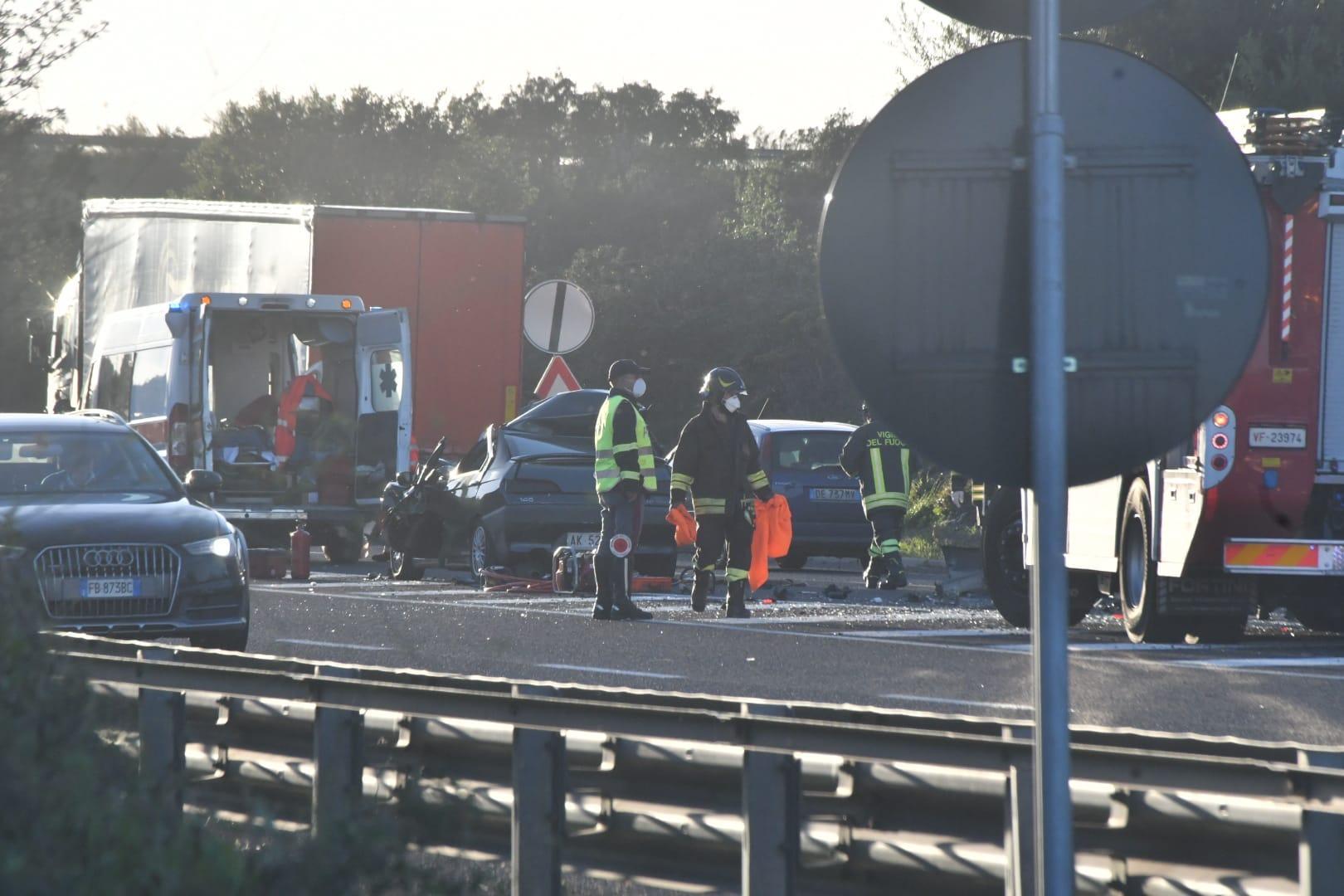 L'incidente sulla 131 al bivio per Paulilatino (foto Francesco Pinna)