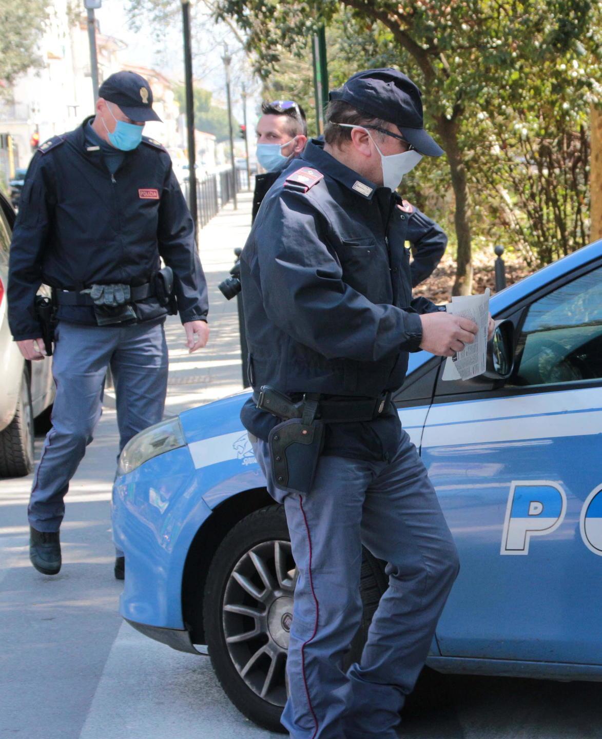 Viareggio, spacca gli specchietti e picchia un poliziotto 