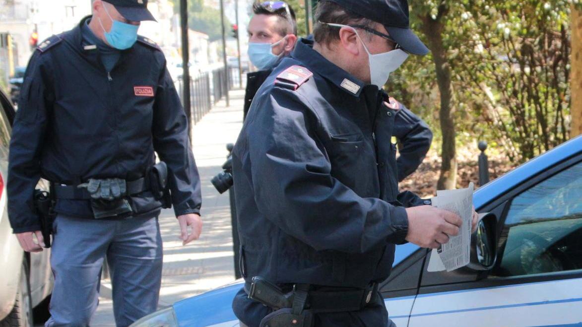 Viareggio, spacca gli specchietti e picchia un poliziotto