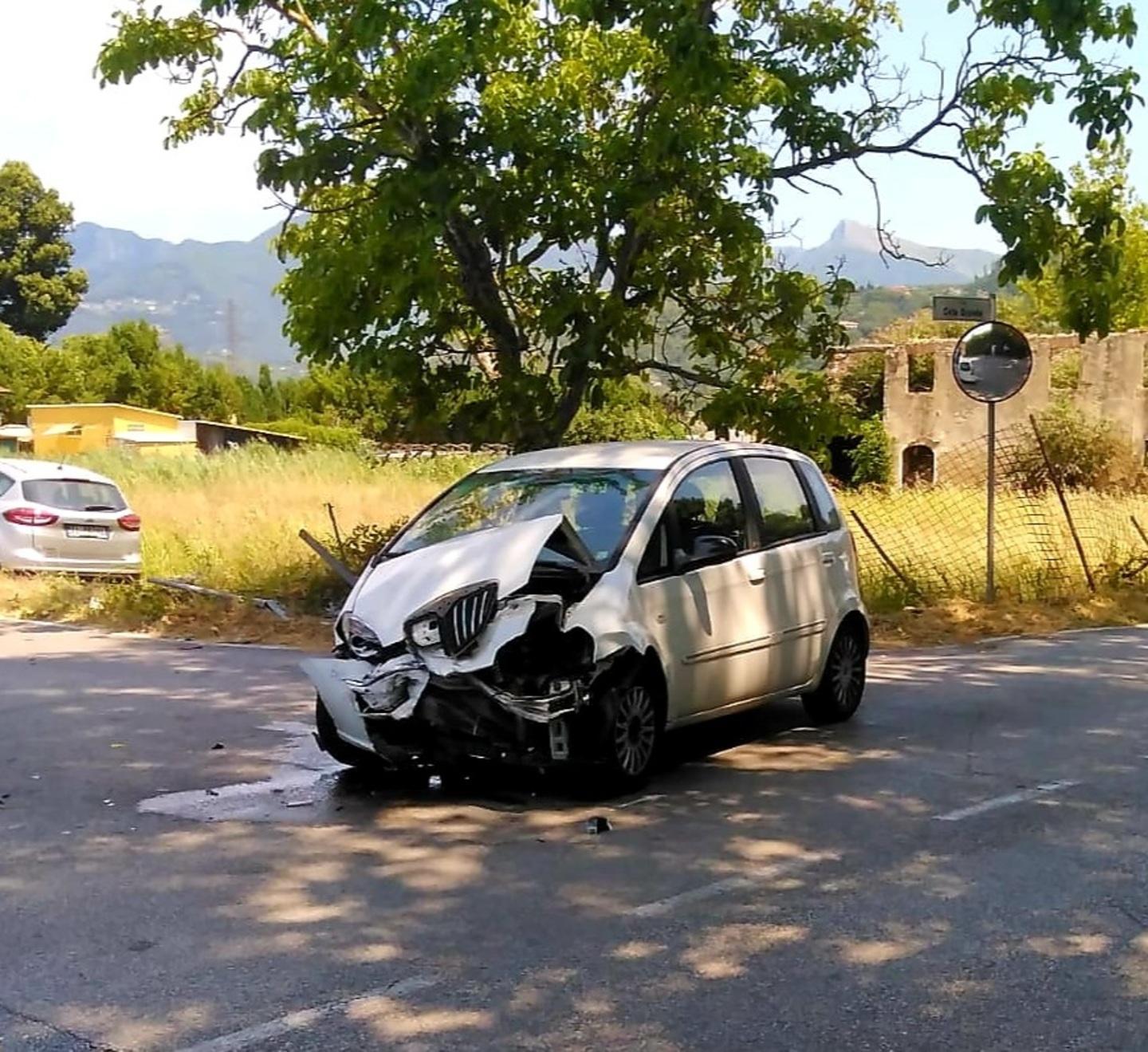 Incrocio pericoloso in via Ghivizzani: «Il sindaco ci ascolti» 