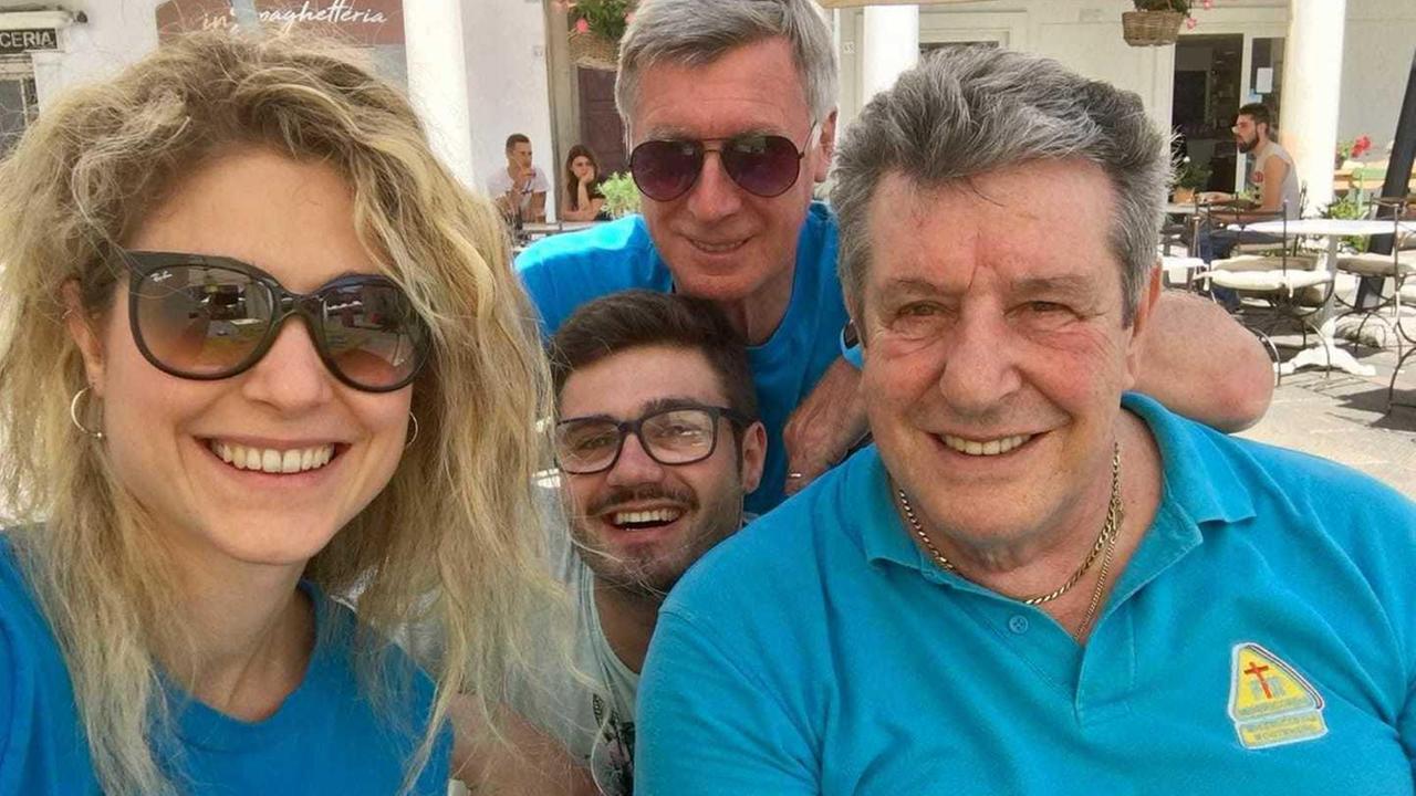 Una foto di gruppo dei volontari della Misericordia di Montenero con a destra Roberto Zagni, morto a 73 anni