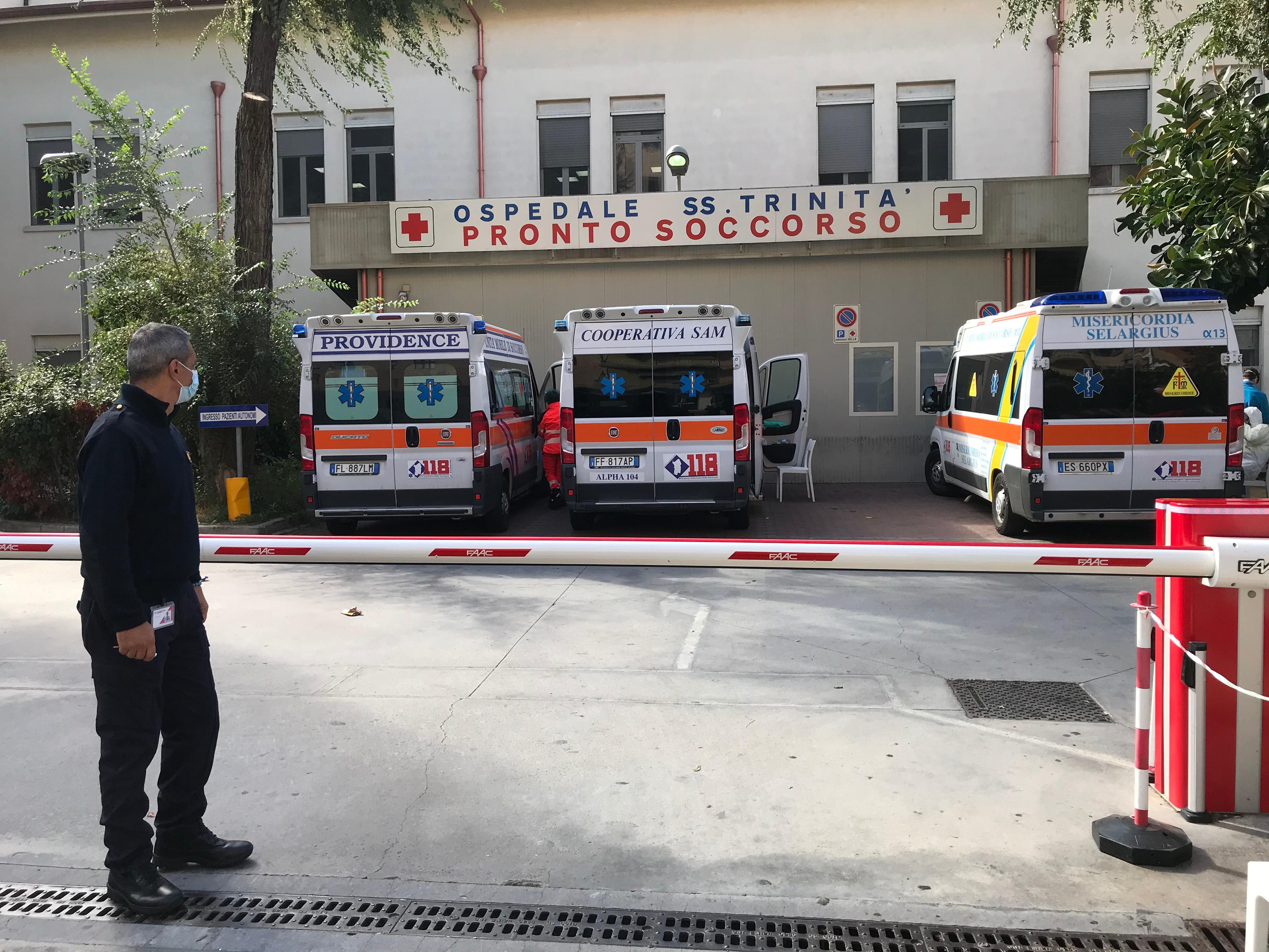 Covid, al pronto soccorso di Cagliari quindici ambulanze in attesa