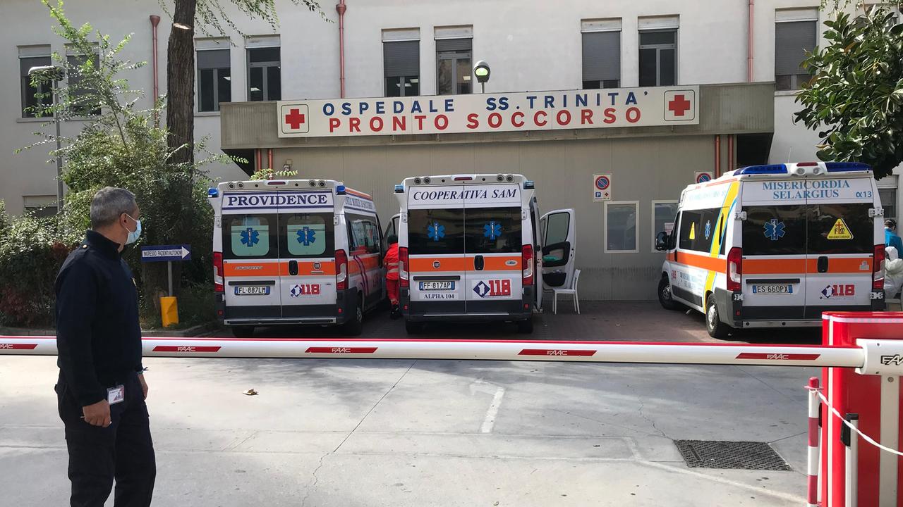 Covid, al pronto soccorso di Cagliari quindici ambulanze in attesa