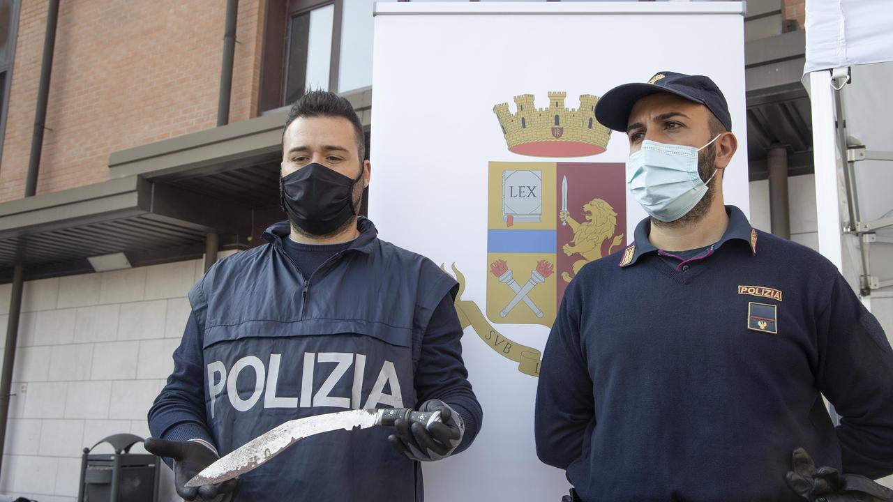 Modena, tentano di ucciderlo a colpi di machete: padre e figli arrestati dopo l’agguato