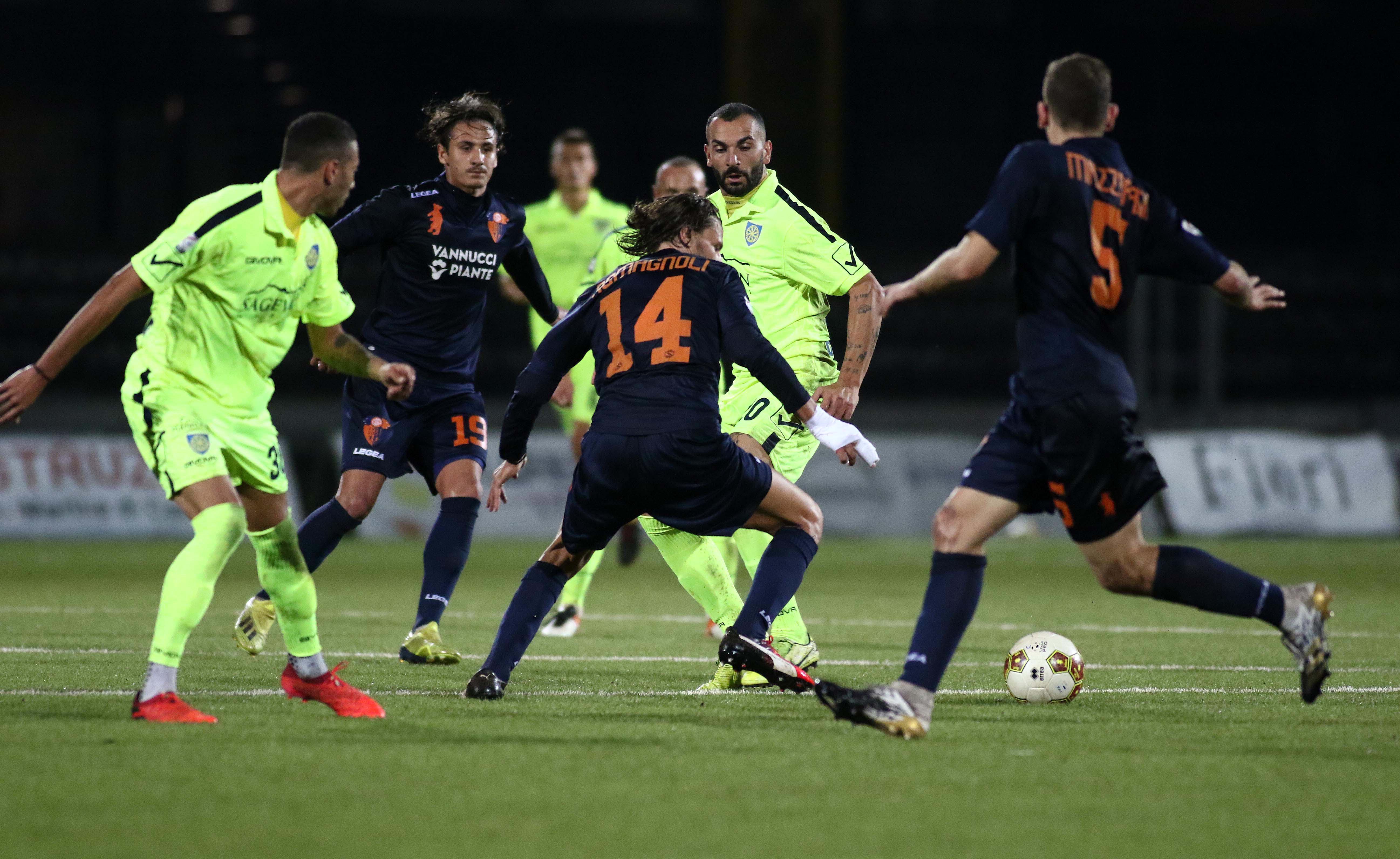 Un'azione di gioco allo stadio dei Marmi fra Carrarese e Pistoiese (2-0)