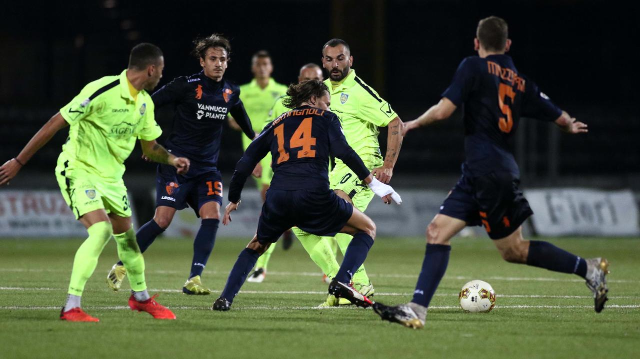 Un'azione di gioco allo stadio dei Marmi fra Carrarese e Pistoiese (2-0)