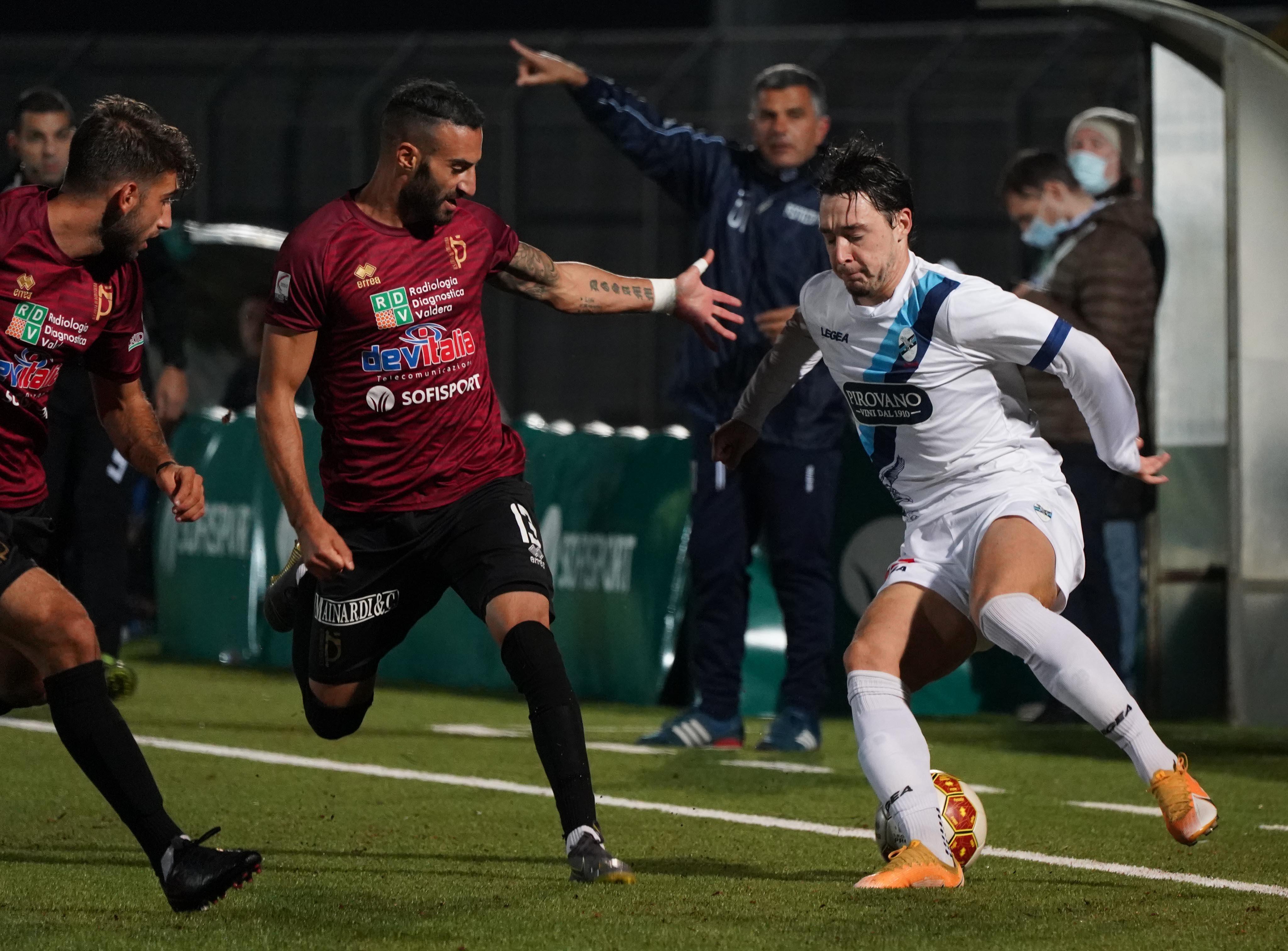 Un momento della partita Pontedera-Lecco
