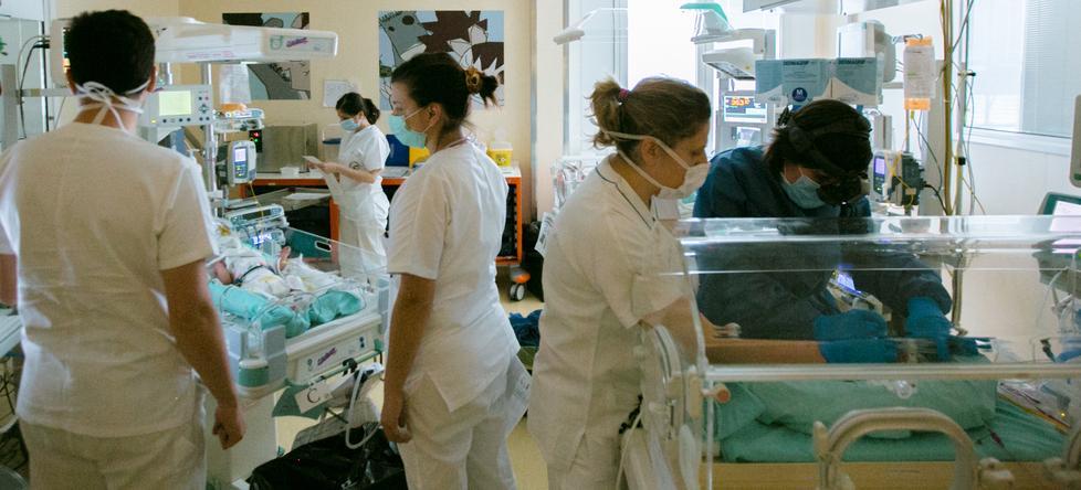 Modena, sale la conta dei morti: «Il figlio di un’infermiera all’origine del focolaio» 