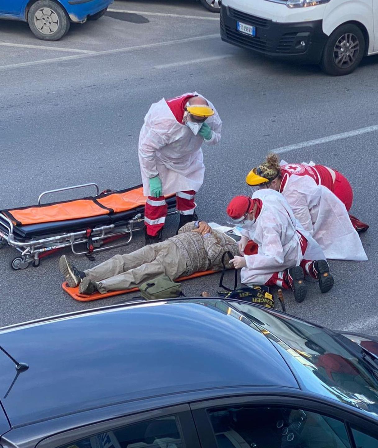 Apre lo sportello dell’auto e fa cadere un ciclista 