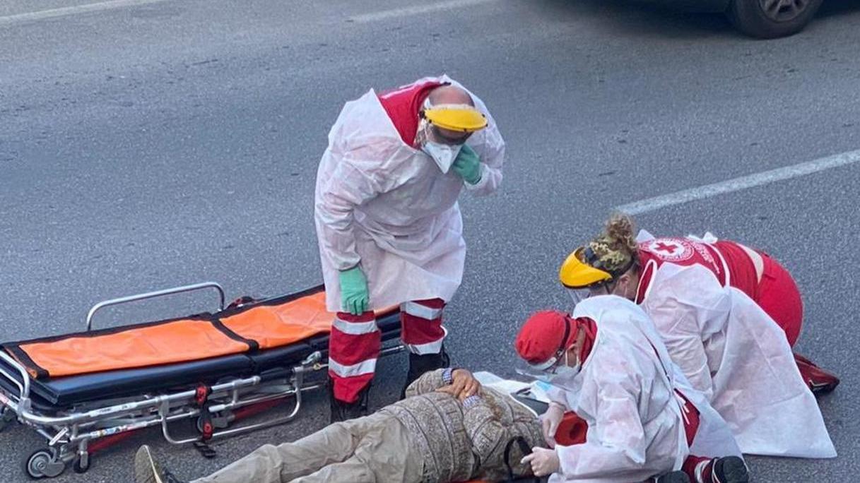 Apre lo sportello dell’auto e fa cadere un ciclista
