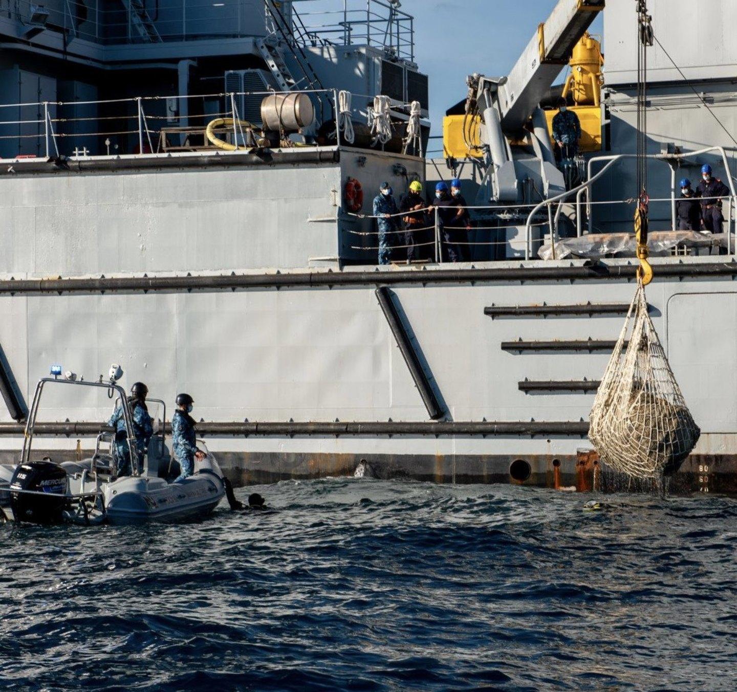 Recuperata un’altra ecoballa Nuove ricerche nel golfo