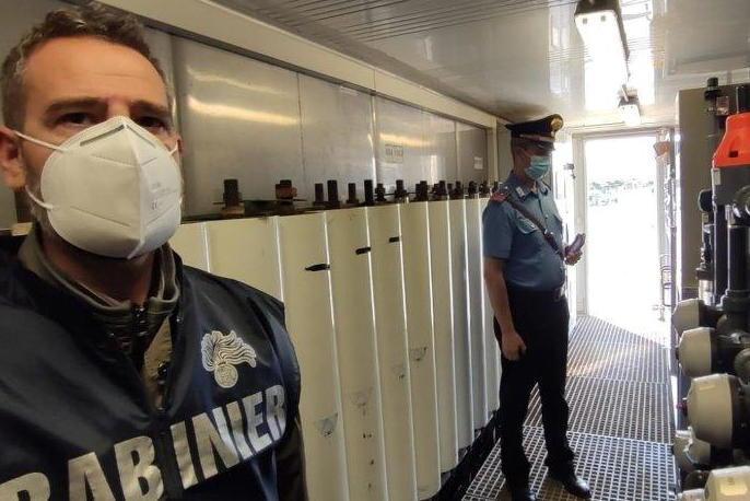 Rifiuti senza la copertura Gestori della discarica nei guai 