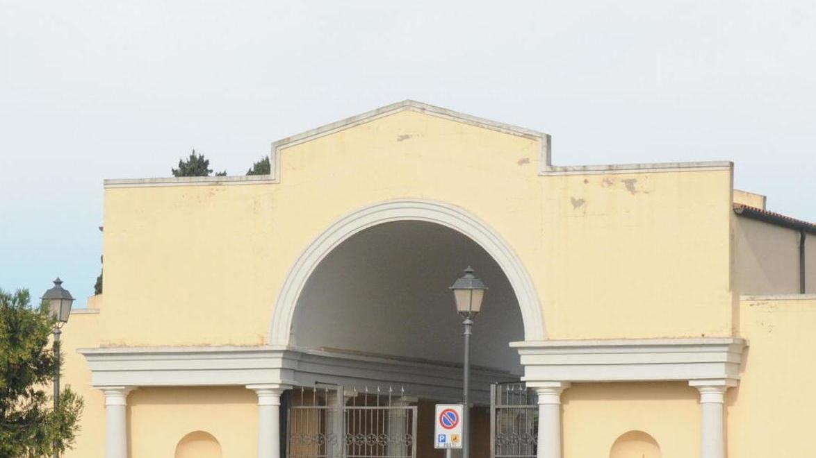 Al cimitero per i Santi ma con la mascherina