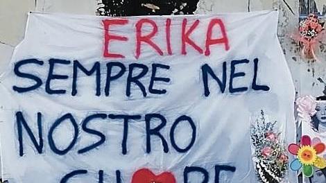 Mazzi di fiori e fotografie per ricordare Erika a un anno dalla sua morte