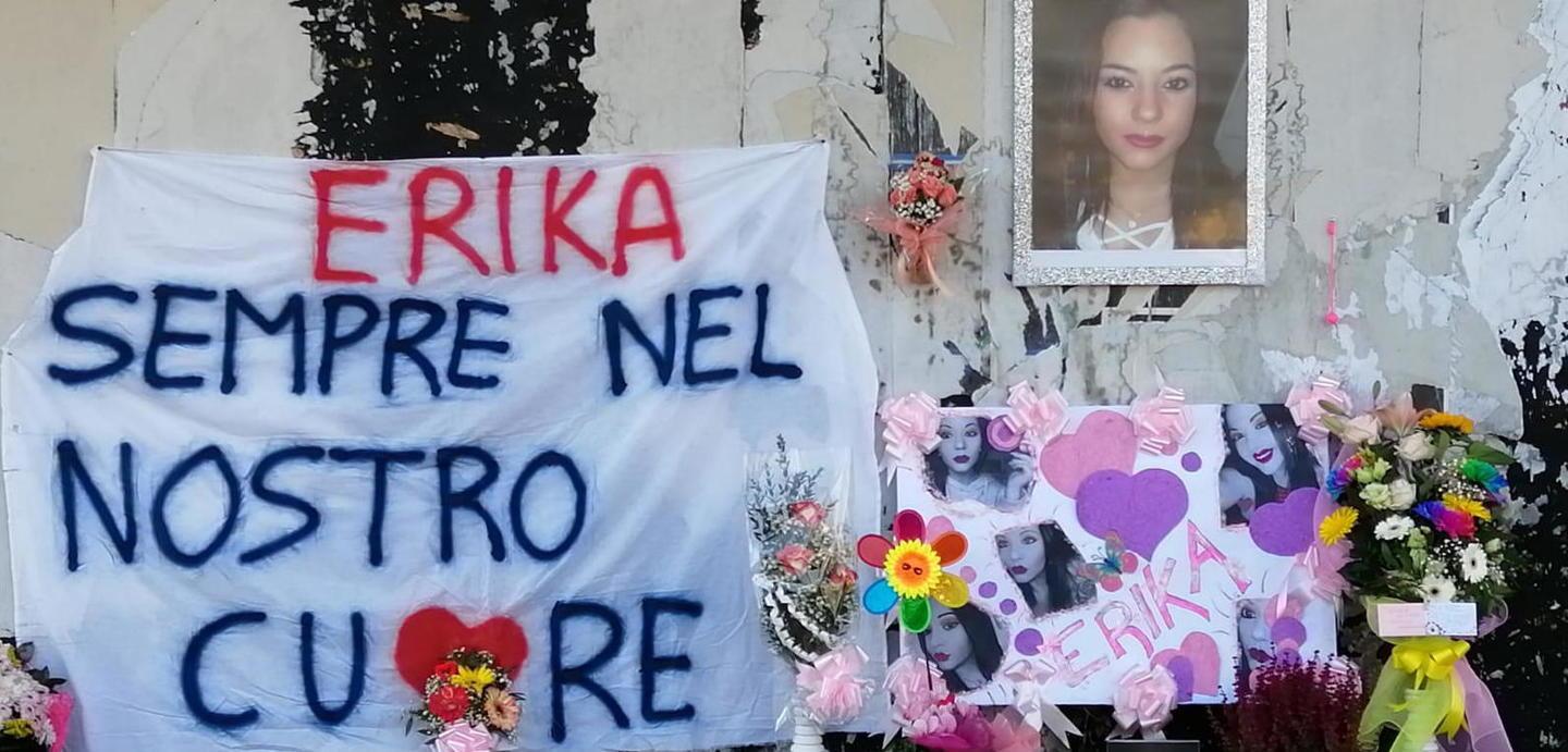Fiori e lacrime davanti al Mind in ricordo di Erika 