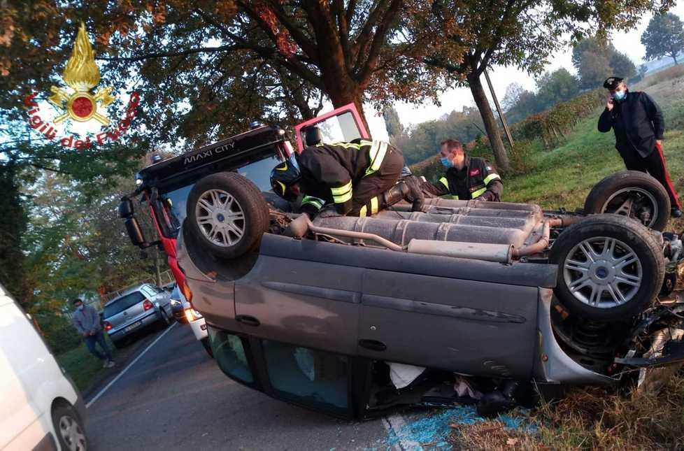 Ad Arceto un’auto si ribalta Un ferito