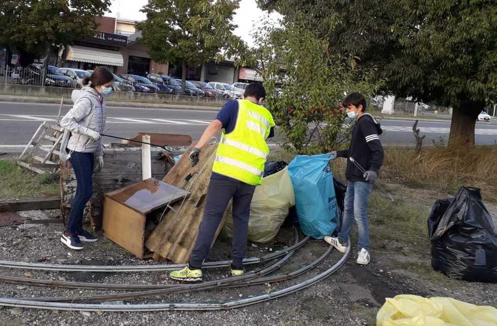 I ragazzi recuperano i rifiuti