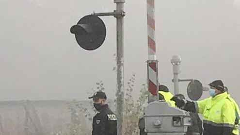 Camion di Hera finisce contro la sbarra del treno Interviene la polizia