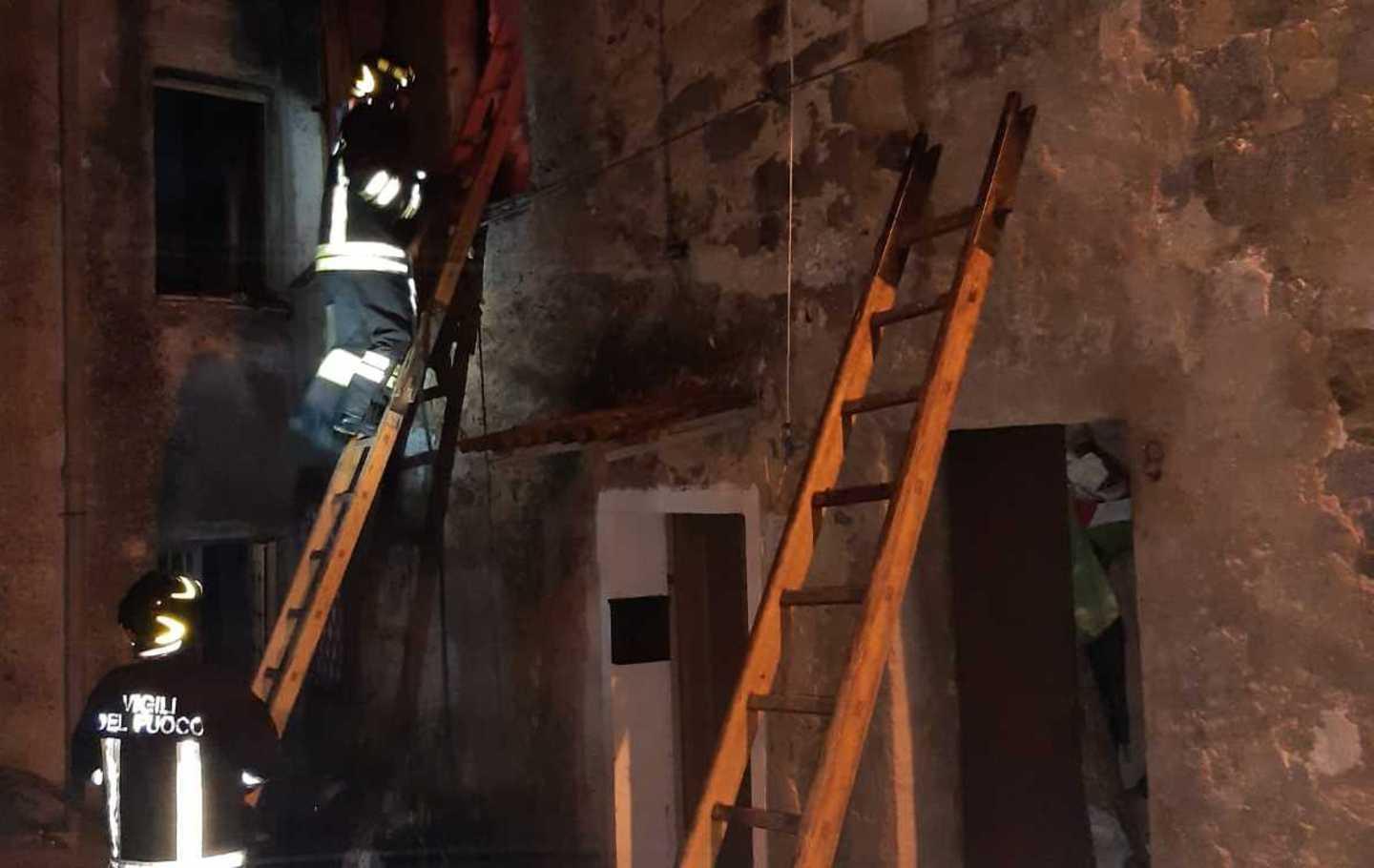 Casa distrutta dal fuoco a Bultei, non si trova il proprietario