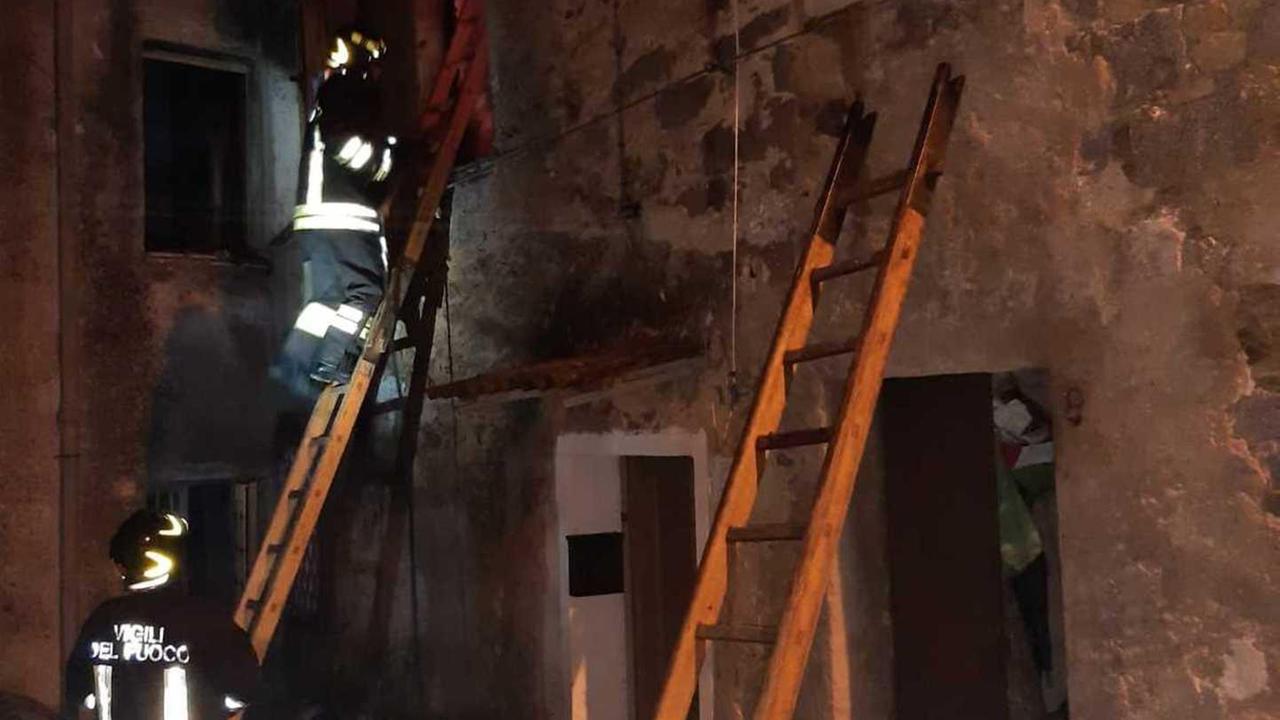 Casa distrutta dal fuoco a Bultei, non si trova il proprietario