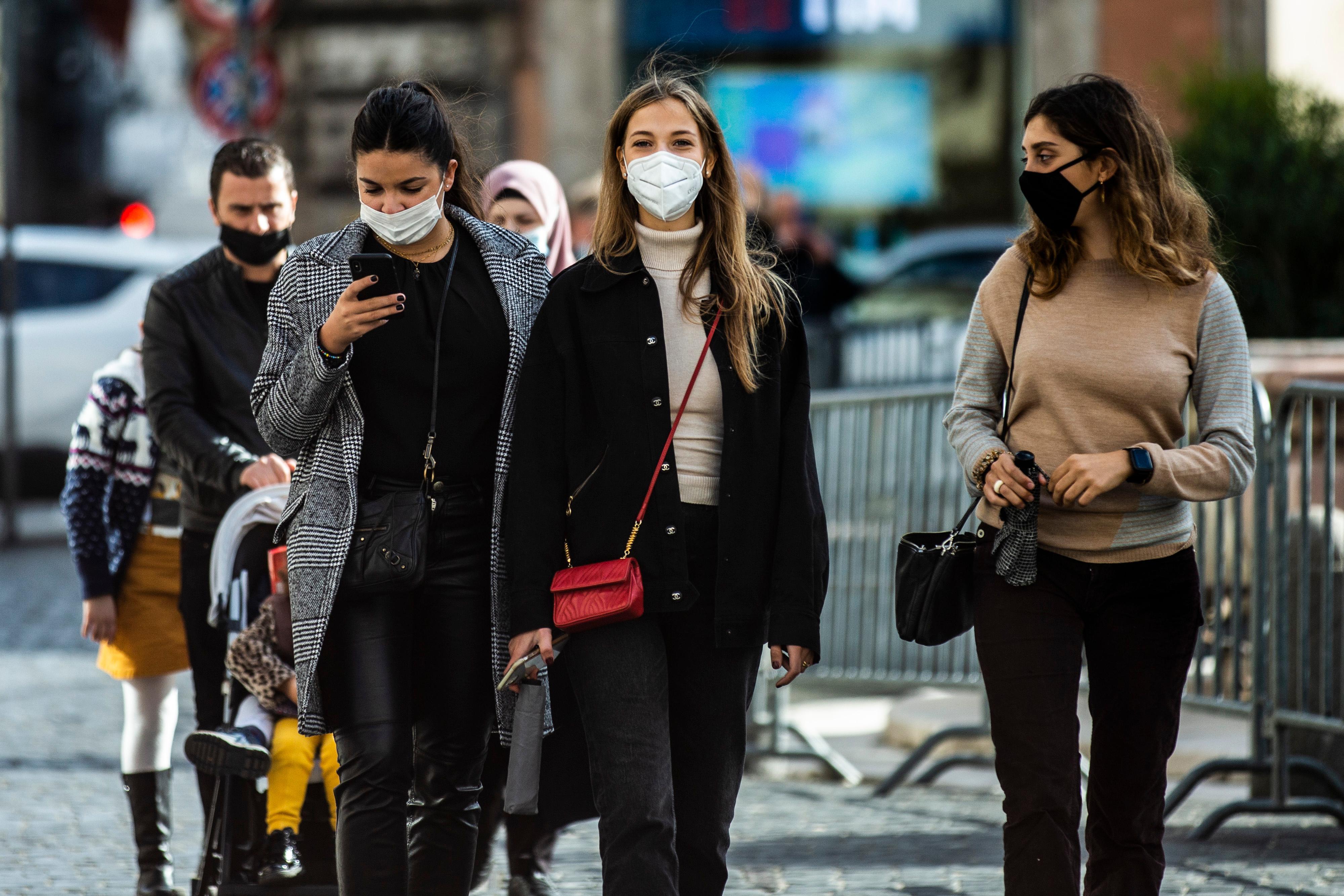 Norme anti-Covid, i 20 casi in cui scattano le multe da 400 euro: ecco i comportamenti vietati per cittadini e commercianti 