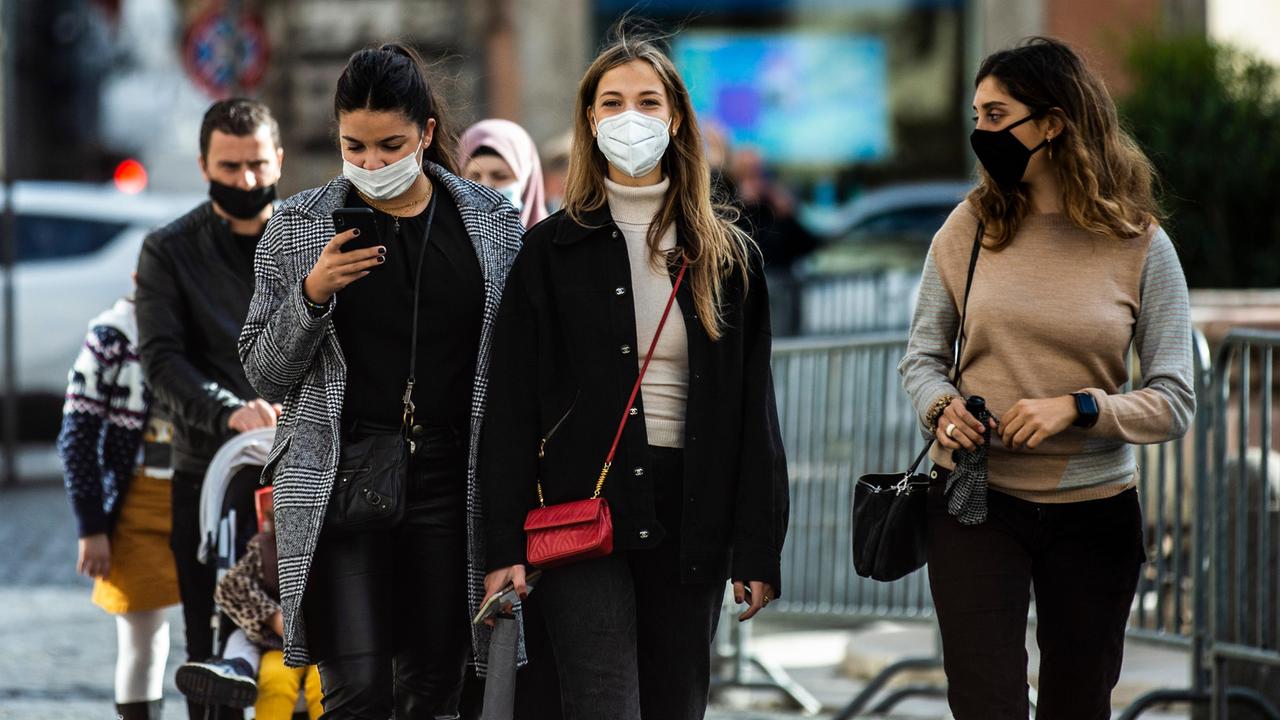 Norme anti-Covid, i 20 casi in cui scattano le multe da 400 euro: ecco i comportamenti vietati per cittadini e commercianti
